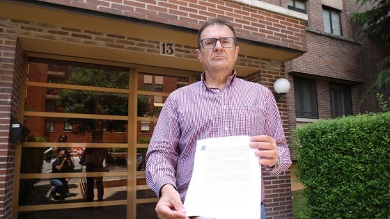 Tomás Zabaleta posa con el auto que ha paralizado el lanzamiento en el portal de su vivienda.