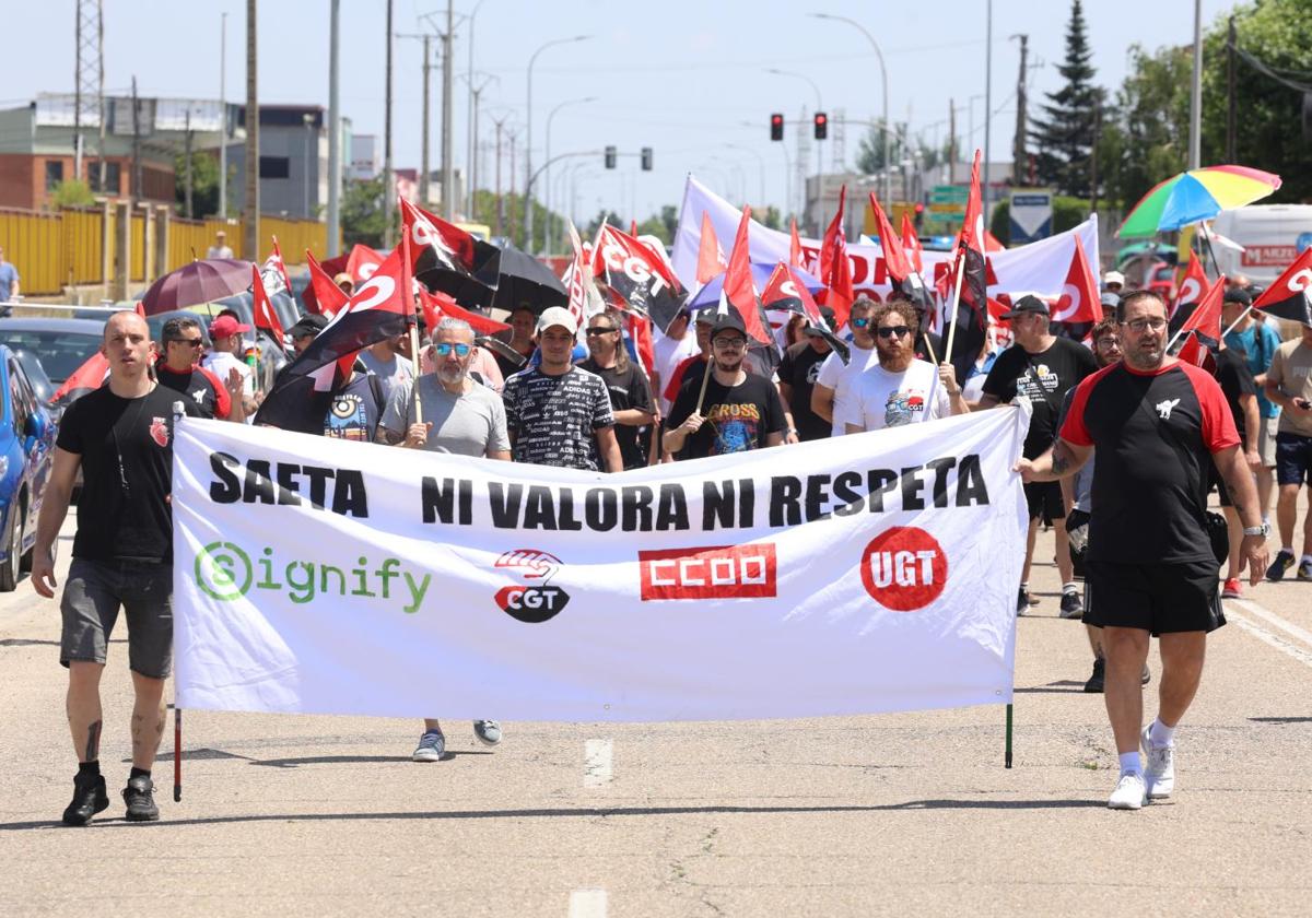 La movilización de la pantilla ha discurrido por la avenida de Zamora, provoncando grandes retenciones que se han extendido hasta el Polígono de Argales.