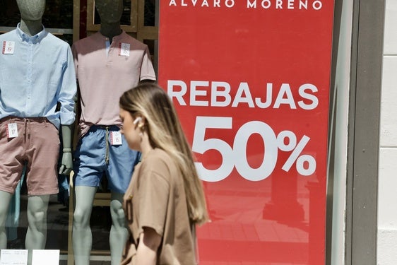Las rebajas de verano inundan los escaparates en Valladolid: «Hay descuentos que no se pueden dejar pasar»