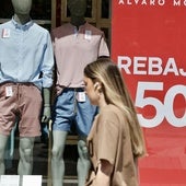 Las rebajas de verano inundan los escaparates en Valladolid: «Hay descuentos que no se pueden dejar pasar»