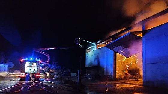 Arde una nave con maquinaria agrícola y paja en un pueblo de Zamora