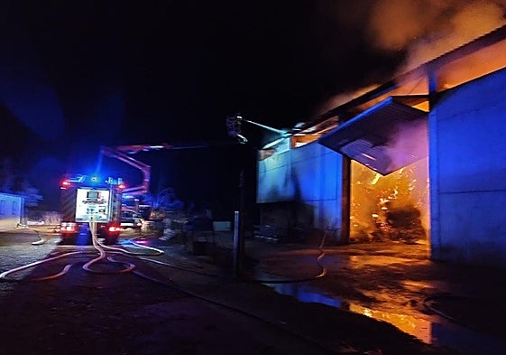 Nave con maquinaria ardiendo en Zamora.
