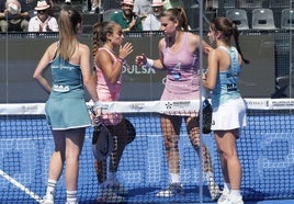 Bea Caldera y Carmen Goenaga saludan a Ale Alonso y Jensen.