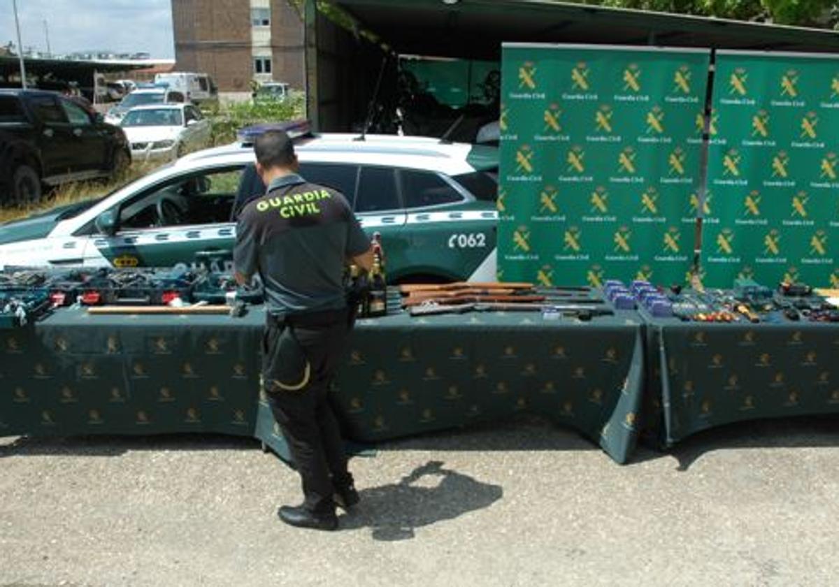 Material intervenido de la Guardia Civil para desarticular el grupo organizado.