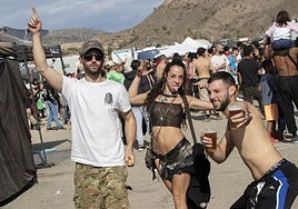 Jóvenes en una fiesta clandestina en Murcia.