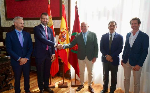 De izquierda a derecha, Enrique Uruñuela, Gabriel Solares, Jesús Julio Carnero, Issac Benzaquen y Fermín Barquín, este jueves en el Ayuntamiento de Valladolid tras la reunión del acalde con los nuevos propietarios del Real Valladolid