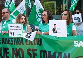 Concentración protesta de profesionales de Enfermería y Fisioterapia de la sanidad pública a las puertas del Hospital Clínico Universitario de Valladolid.