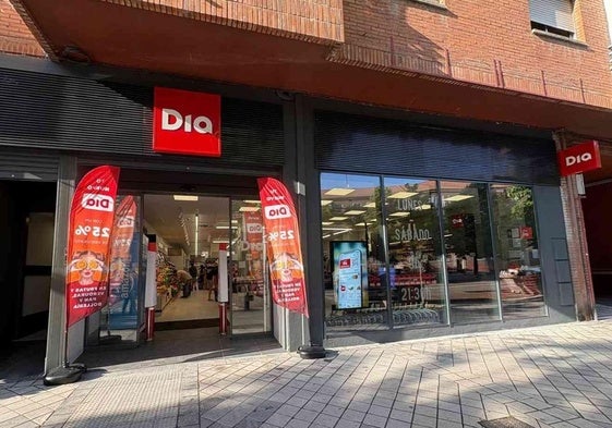 Entrada al nuevo supermercado de la cadena DIA.
