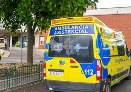Una ambulancia entra en el recinto del Hospital Río Carrión.