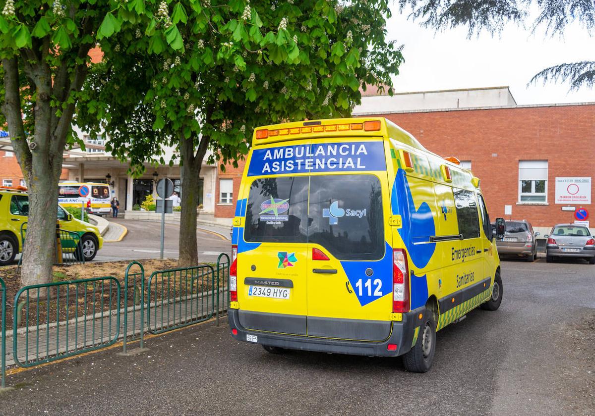 Una ambulancia entra en el recinto del Hospital Río Carrión.
