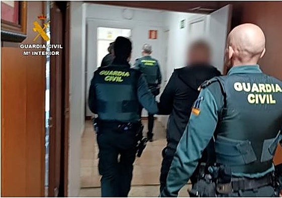 La Guardia Civil traslada a los detenidos.