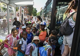 Un grupo de niños y niñas participan en una de las actividades del programa.