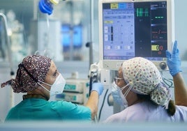 Profesionales sanitarios en instalaciones hospitalarias.