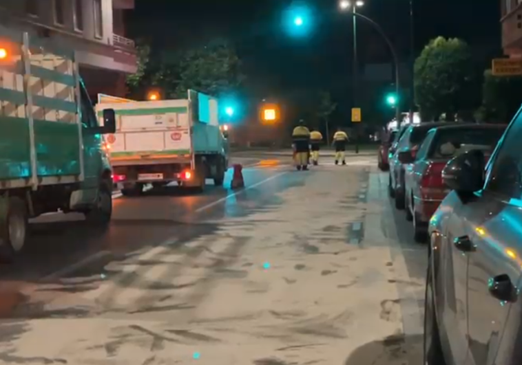 Los servicios de limpieza se afanaron durante la madrugada en la retirada del material.