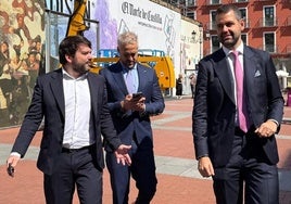Gabriel Solares charla con Luis García a la salida de la reunión con el alcalde, con Enrique Uruñuela (Ignite) a su espalda.