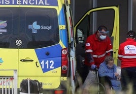 Una ambulancia llega a Urgencias del Hospital General de Segovia con una paciente.