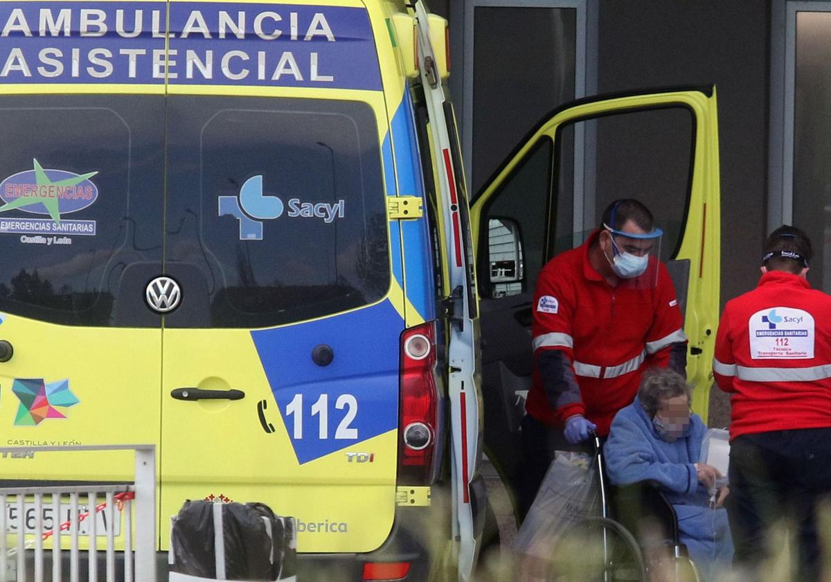 Una ambulancia llega a Urgencias del Hospital General de Segovia con una paciente.