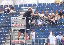 Un operario trabaja para que todo esté en perfectas condiciones, en este caso para que el agua caída no entre en contcto con los focos.