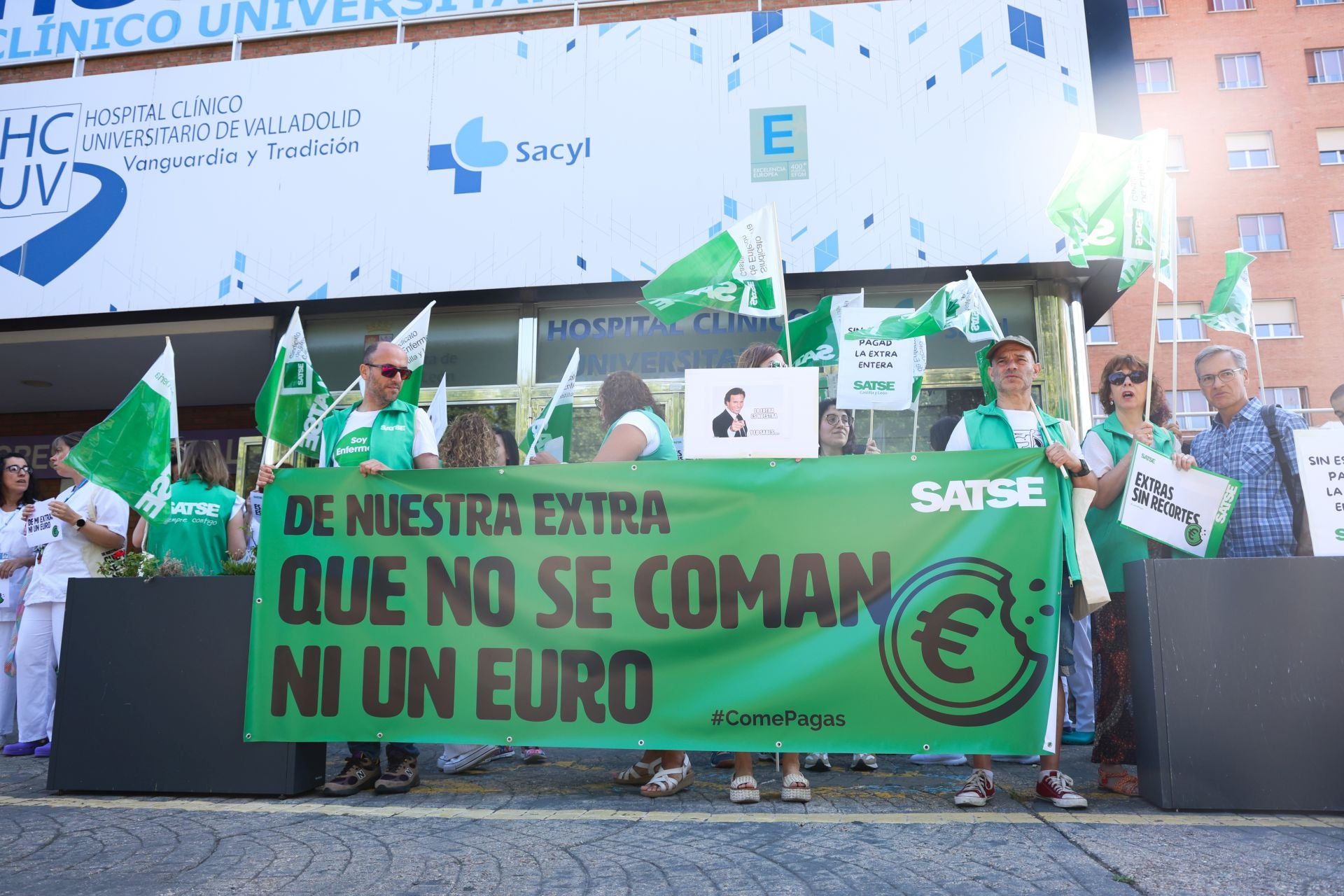 Concentración protesta de profesionales de Enfermería y Fisioterapia de la sanidad pública a las puertas del Hospital Clínico Universitario de Valladolid.