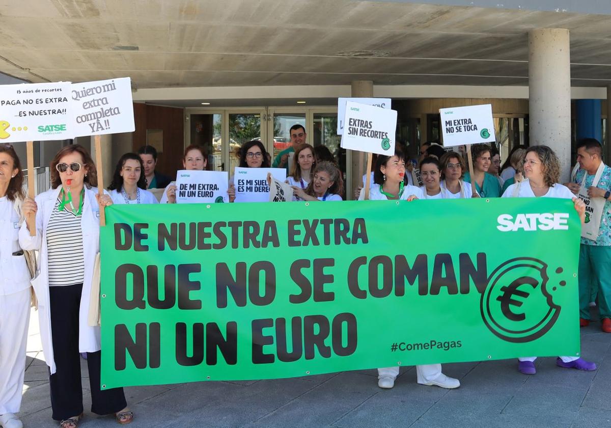 Algunos de los participantes en la concentración de este viernes ante el Hospital General de Segovia.