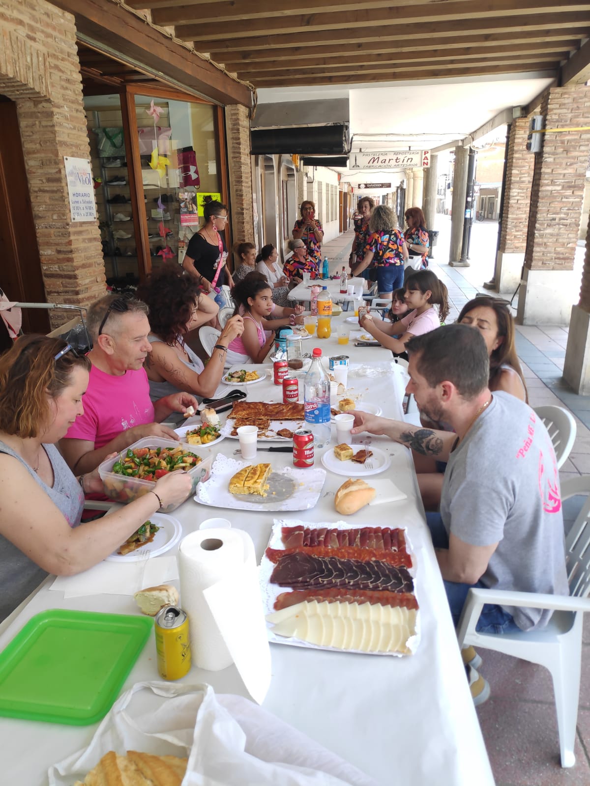 La calle Mayor de Villalón de Campos se convierte en un gran comedor