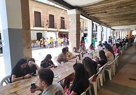 La calle Mayor de Villalón de Campos se convierte en un gran comedor