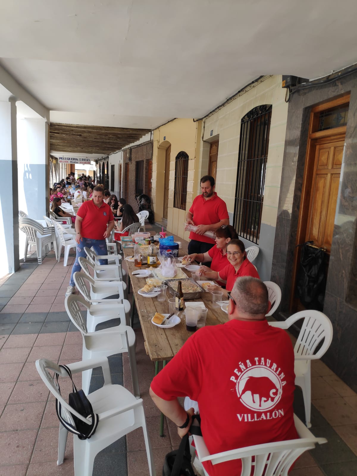 La calle Mayor de Villalón de Campos se convierte en un gran comedor