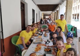 La calle Mayor de Villalón de Campos se convierte en el gran comedor de 500 peñistas