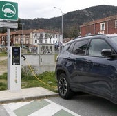 Un punto de recarga eléctrica de vehículos ecológicos en un pueblo de Segovia.