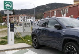 Un punto de recarga eléctrica de vehículos ecológicos en un pueblo de Segovia.