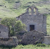 Edificios en ruinas en una pequeña localidad de la provincia de Segovia.