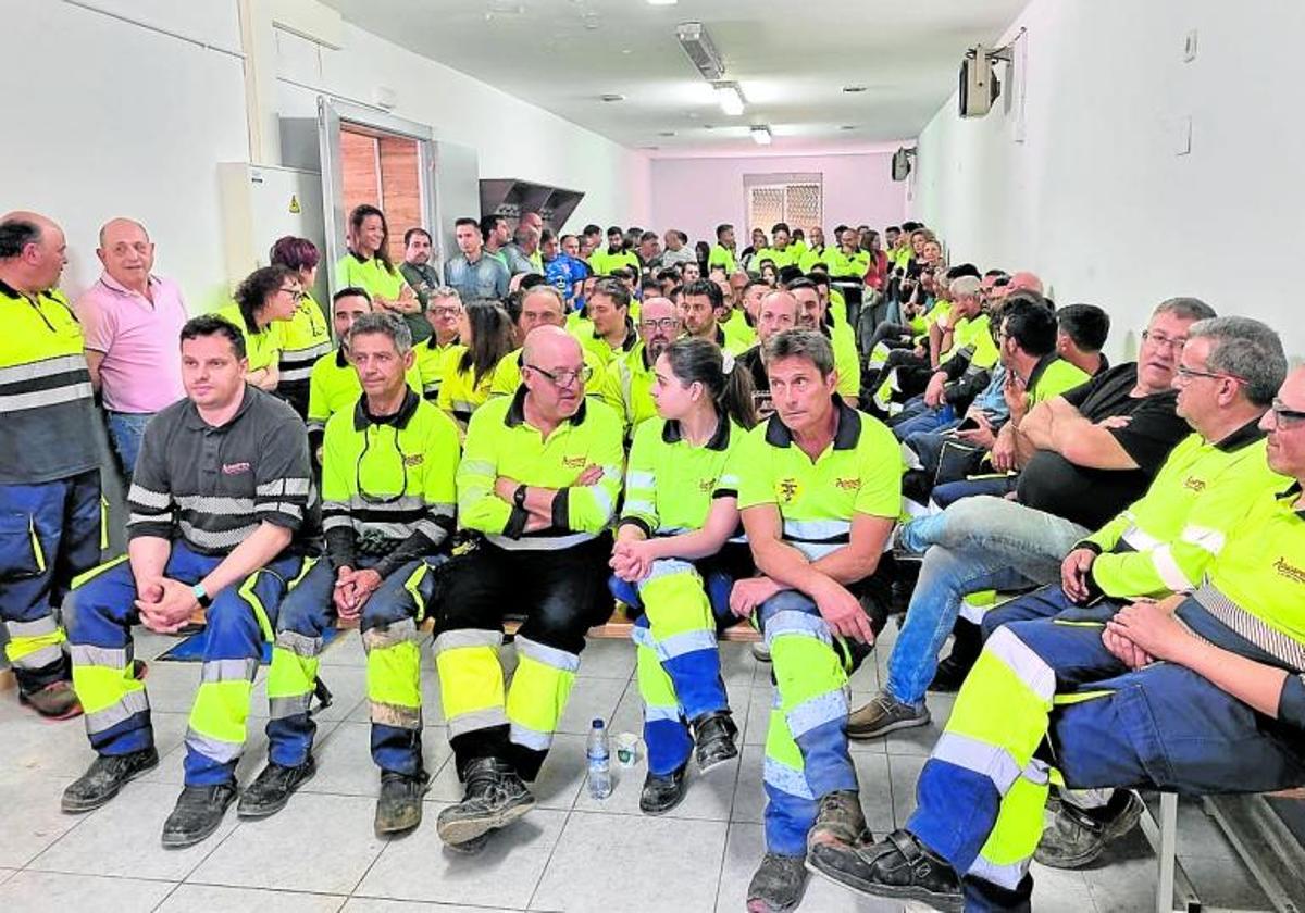 La asamblea de trabajadores de la fábrica en La Bañeza, en una reunión del pasado 29 de mayo.