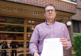 Tomás Zabaleta posa con el auto que ha paralizado el lanzamiento en el portal de su vivienda.