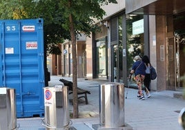 Un container frente a la librería El Rincón de Morla en la calle Veinte de Febrero.
