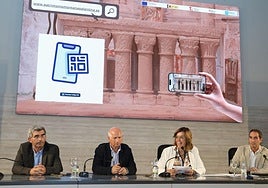 Ángeles Armisén, acompañada por los diputados Jesús Sevilla y Urbano Alonso y por el jefe de Cultura, José Luis Campo, en la presentación.