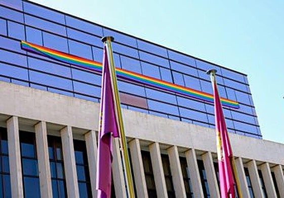 El PSOE vuelve a colgar la bandera arcoíris en las Cortes y Pollán vuelve a exigir que la retiren