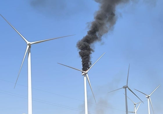 Humo y fuego en la cabeza de un aerogenerador de Hornillos.