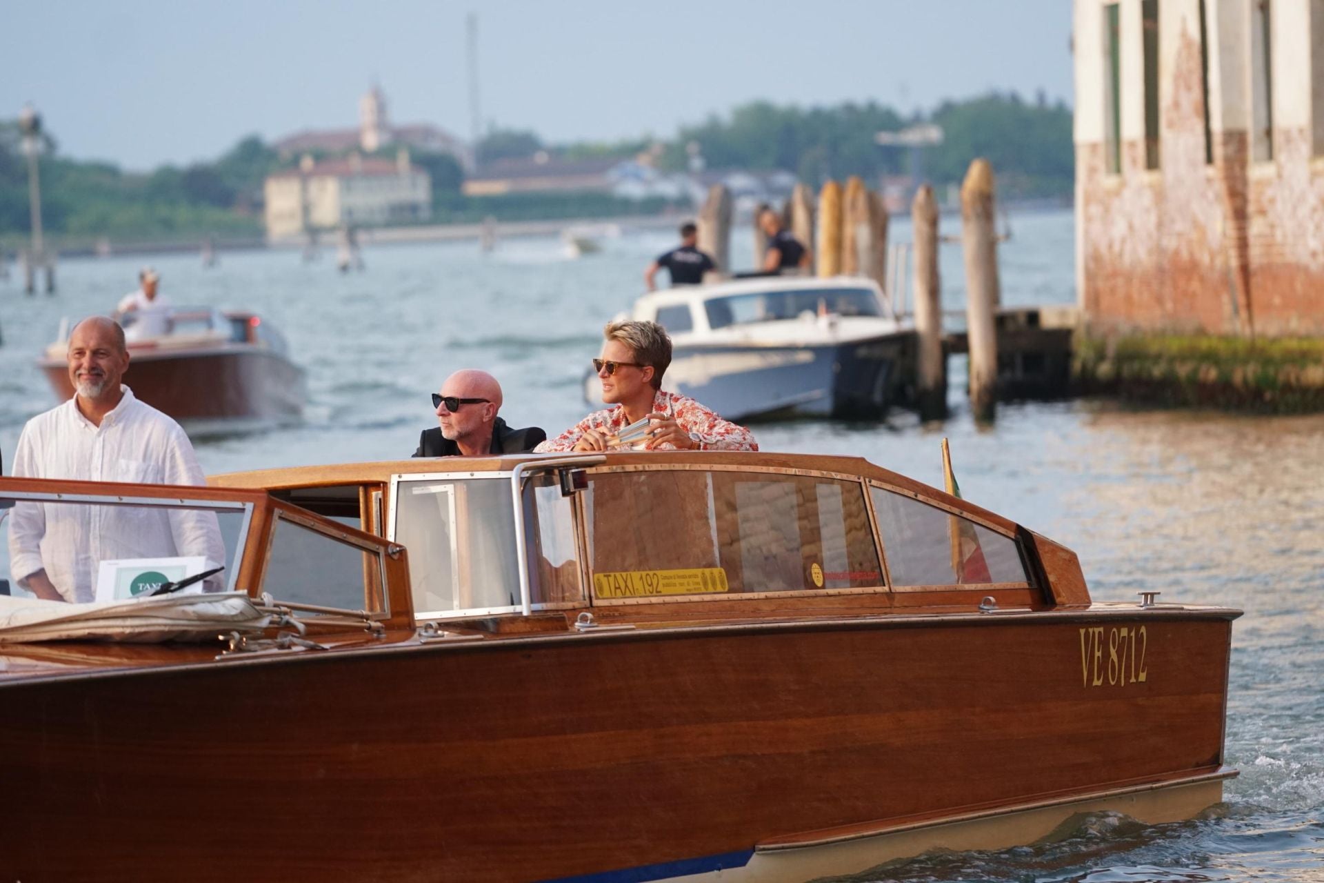 Domenico Dolce, en el centro, en uno de los barcos.
