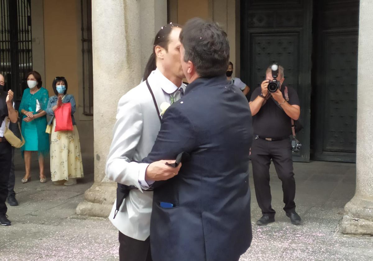Boda entre dos hombres en el Ayuntamiento de Segovia.
