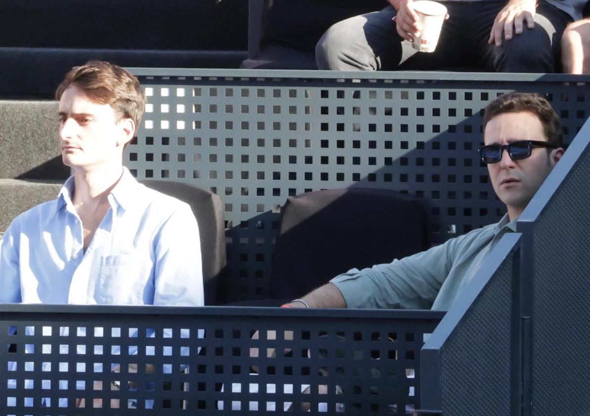 Froilán, junto a un amigo en uno de los palcos del torneo de pádel en la Plaza Mayor.