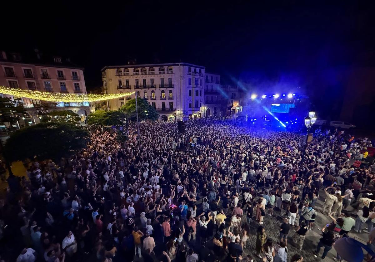 Plaza Mayor de Segovia, este jueves por la noche, durante el concierto de Henry Méndez.
