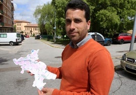 Mario Martín muestra un plano recortado de la ciudad en el parque de General Santiago, centro geográfico de Segovia.