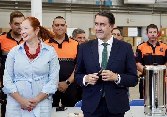 El consejero de Medio Ambiente, durante la entrega de material logístico de emergencias.