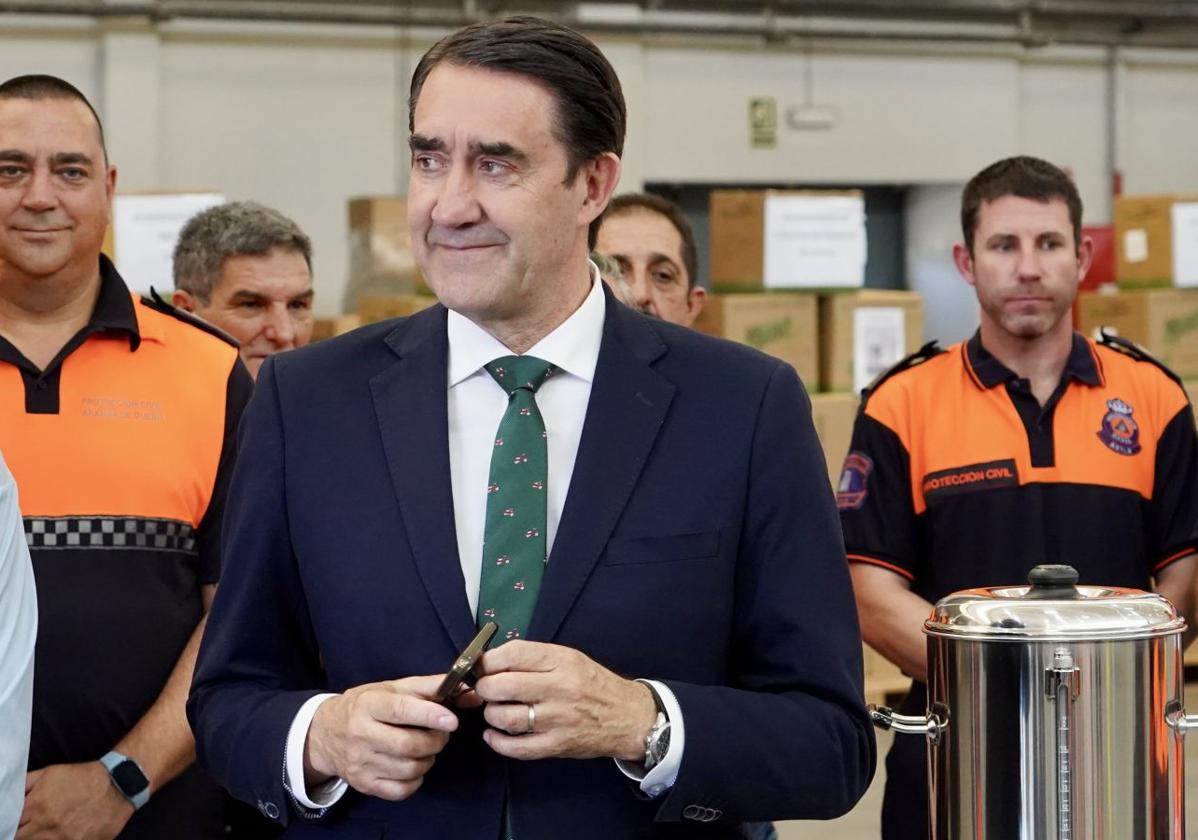 El consejero de Medio Ambiente, durante la entrega de material logístico de emergencias.