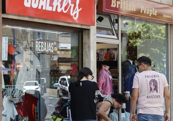 Cartel de rebajas en una tienda de la calle La Cestilla.