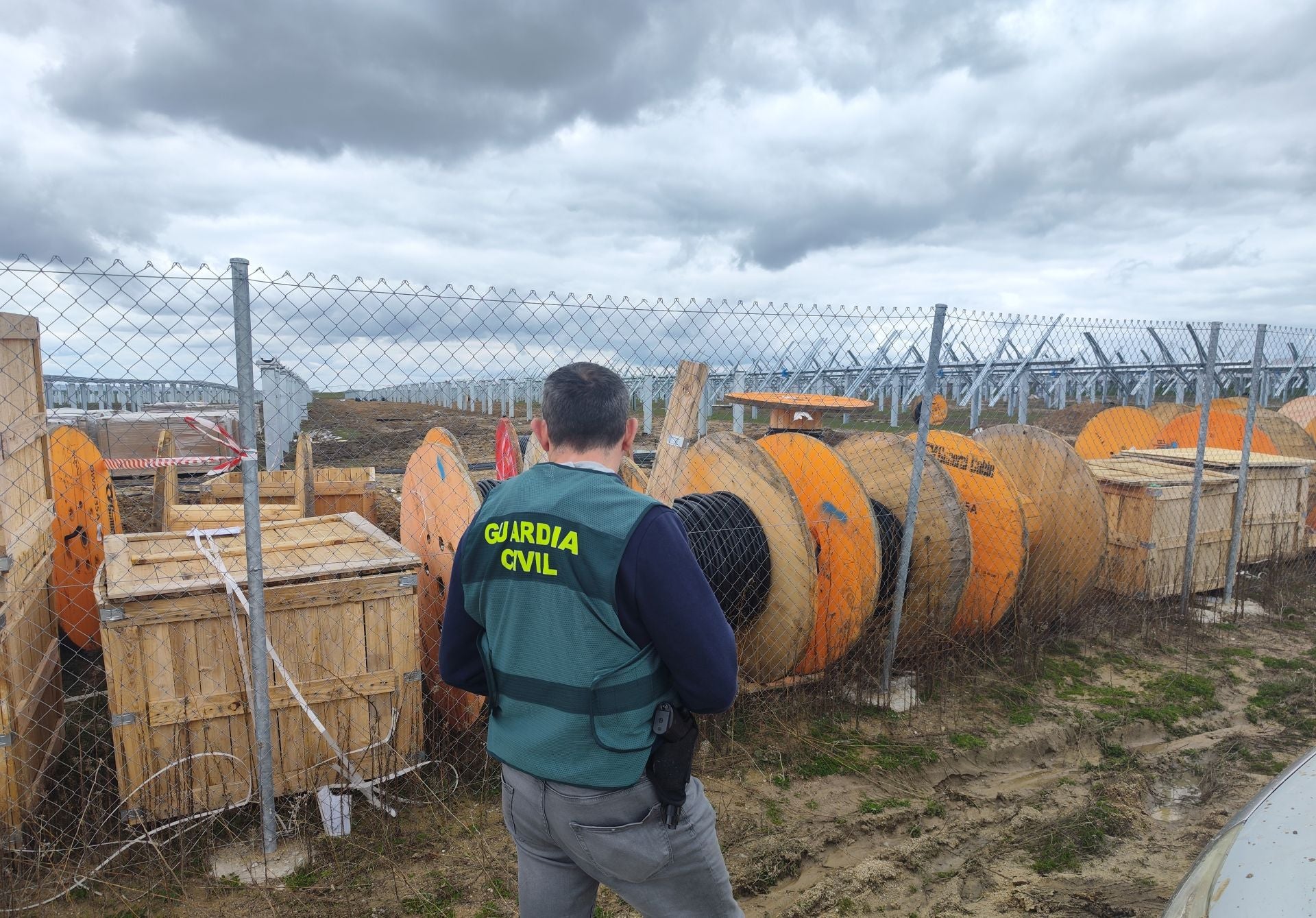Un agente de la Guardia Civil vigila una instalación con cable de cobre.