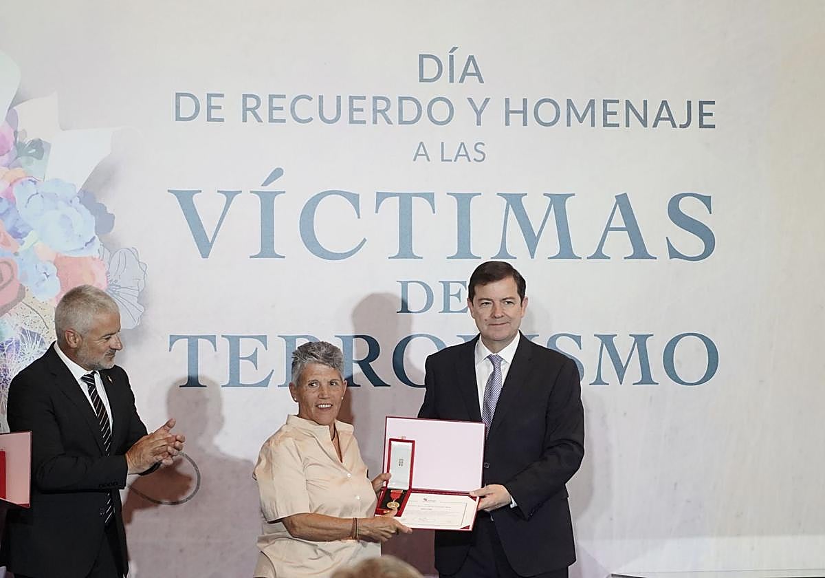 El presidente de la Junta participa en los actos conmemorativos de las víctimas del terrorismo.