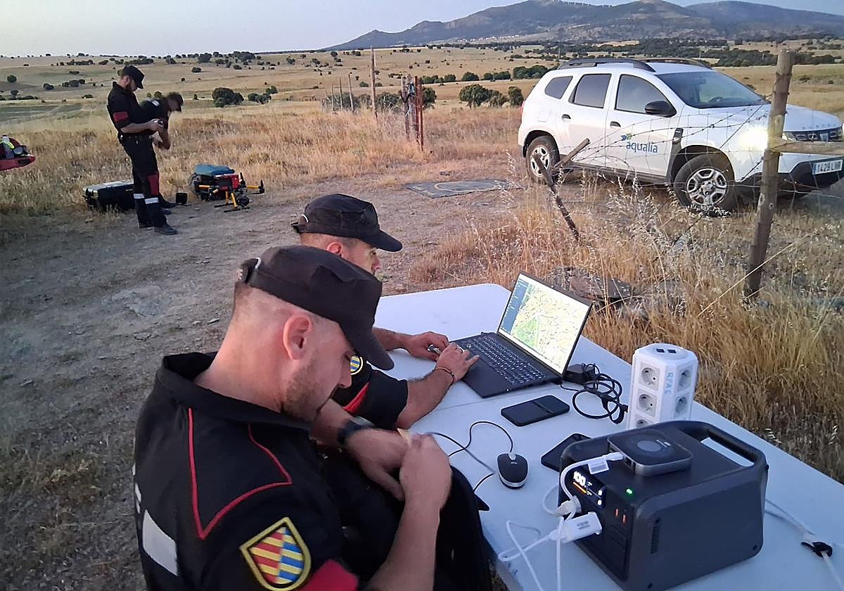 Equipos especializados de la UME despliegan drones para evaluar el trazado de la tubería afectada en Ávila.