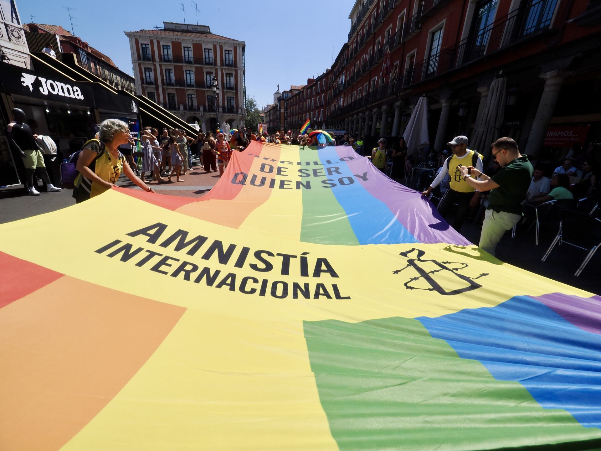 Las imágenes de la manifestación LGTBI en Valladolid