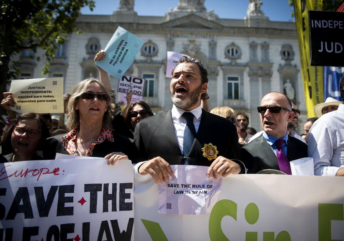 Ccncentración de jueces y fiscales frente al Tribunal Supremo.